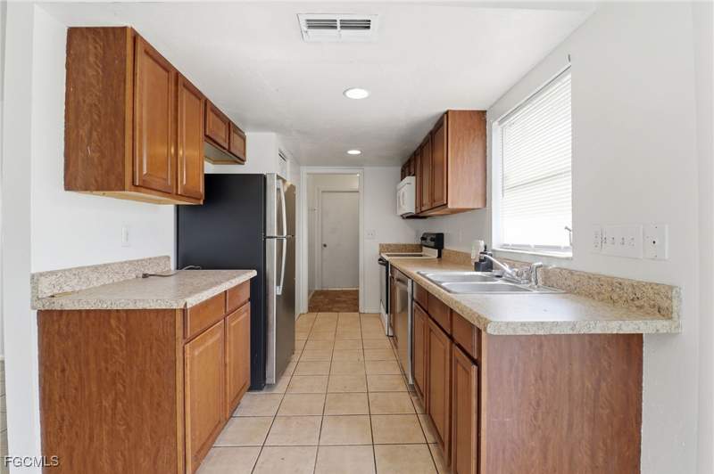 3 bedroom SingleFamilyResidence at 3301 2nd St W, Leisure Acres, Lehigh Acres — photo 5