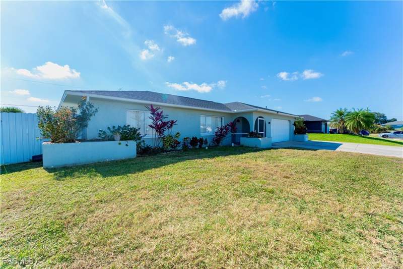 3 bedroom SingleFamilyResidence at 224 NE 9th Ter, Cape Coral, Cape Coral — photo 2
