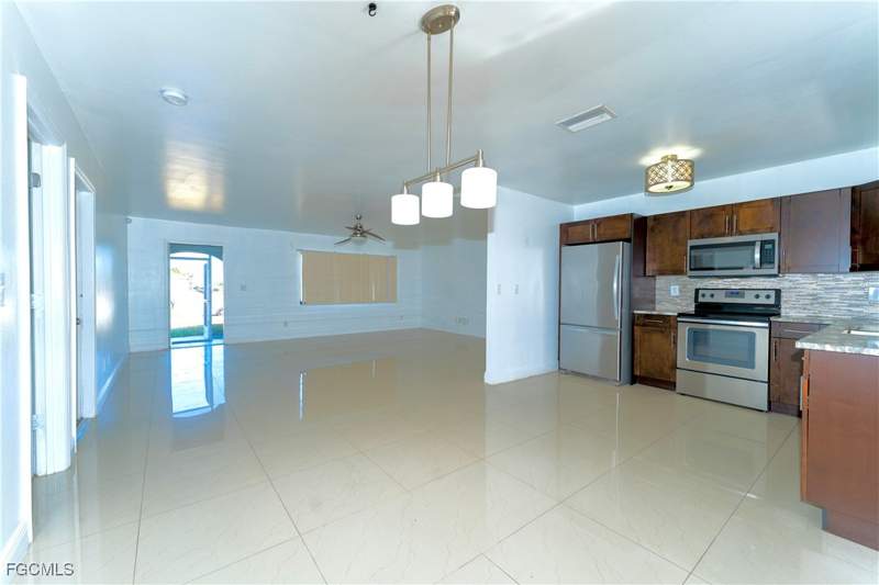 3 bedroom SingleFamilyResidence at 224 NE 9th Ter, Cape Coral, Cape Coral — photo 4
