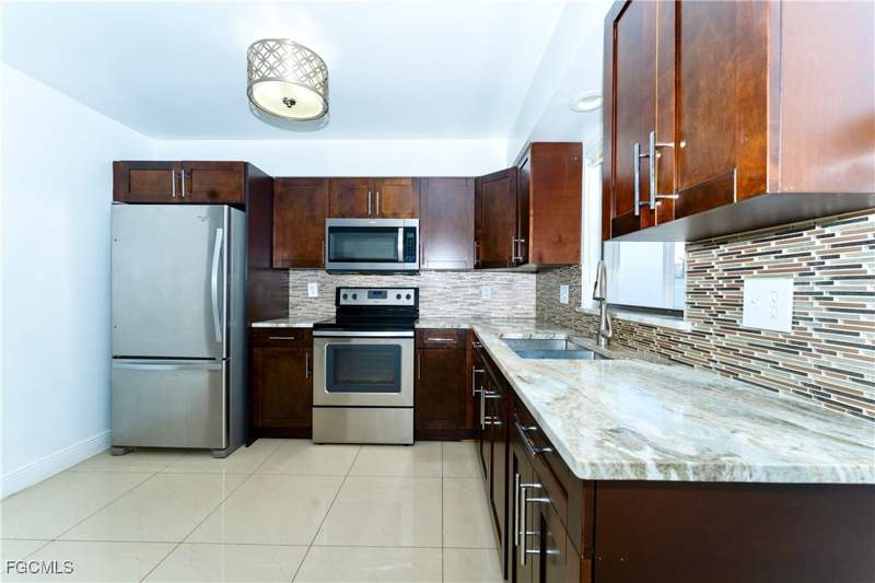 3 bedroom SingleFamilyResidence at 224 NE 9th Ter, Cape Coral, Cape Coral — photo 5