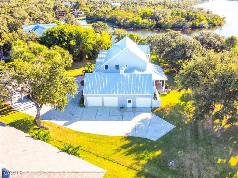 5 bedroom SingleFamilyResidence at 16470 Oakview Cir, Alva, Alva — photo 4