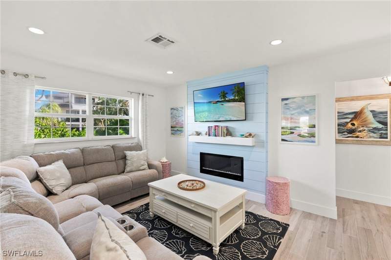 3 bedroom SingleFamilyResidence at 101 San Salvador St, Isles Of Capri, Naples — photo 4