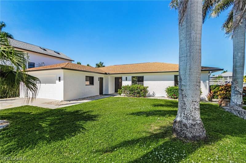 3 bedroom SingleFamilyResidence at 121 Jamaica Dr, Isles Of Capri, Naples — photo 2