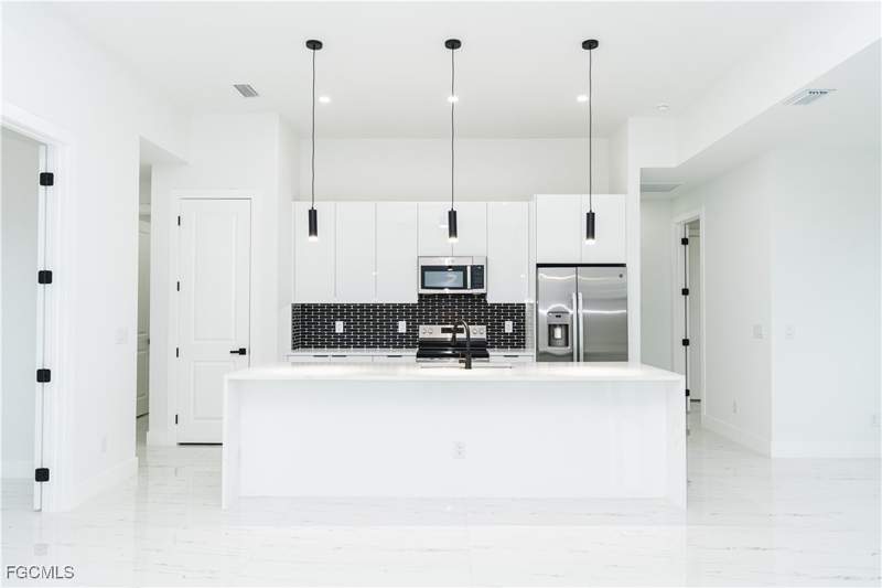 3 bedroom SingleFamilyResidence at 903 NE 23rd St, Cape Coral, Cape Coral — photo 4