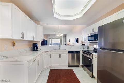 14815 Laguna Dr 702, Fort Myers FL - photo 10 of 44