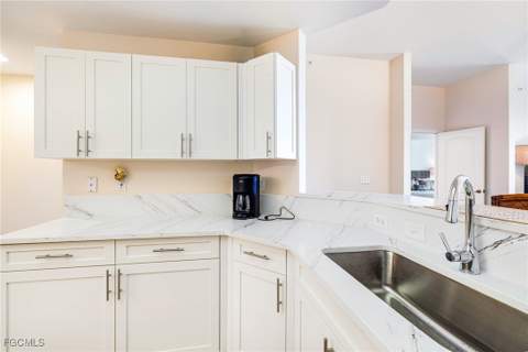 14815 Laguna Dr 702, Fort Myers FL - photo 11 of 44