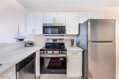 14815 Laguna Dr 702, Fort Myers FL - photo 12 of 44