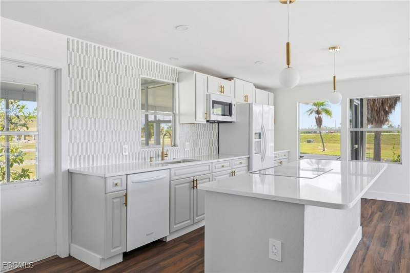 2 bedroom ManufacturedHome at 13670 Dowitcher Dr, Sunshine Mobile Village, Fort Myers — photo 4