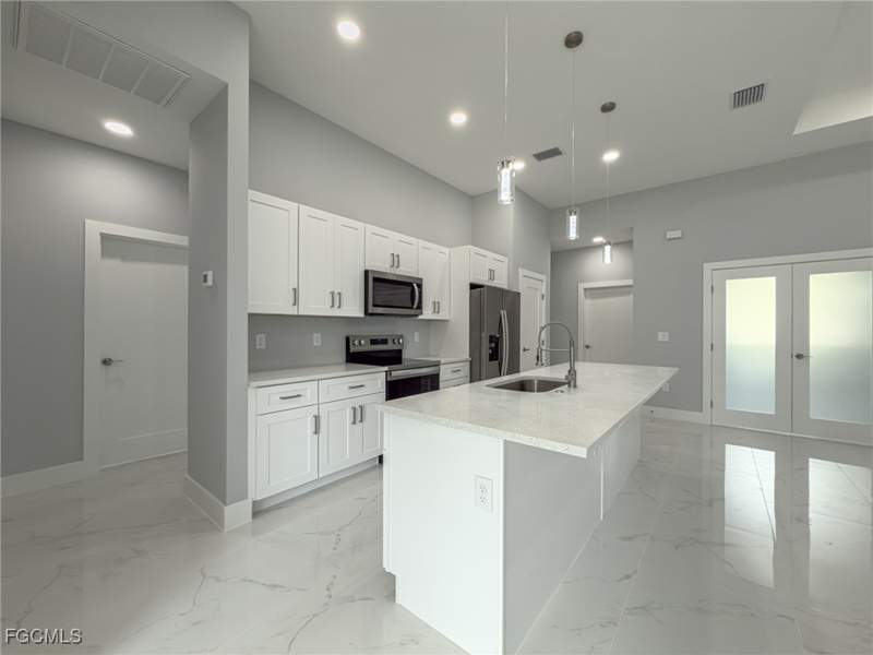 3 bedroom SingleFamilyResidence at 6137 Higgins Ave, Fort Myers, Fort Myers — photo 4