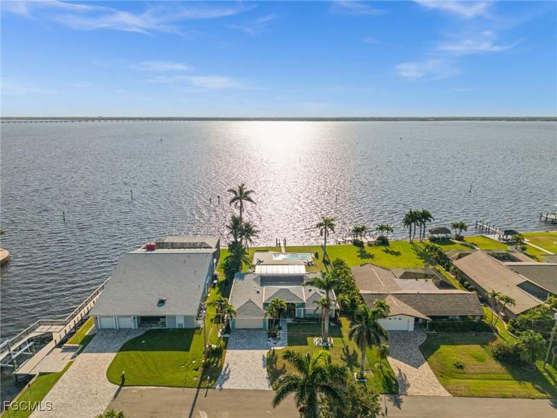 4 bedroom SingleFamilyResidence at 3305 SE 22nd Pl, Cape Coral, Cape Coral — photo 2