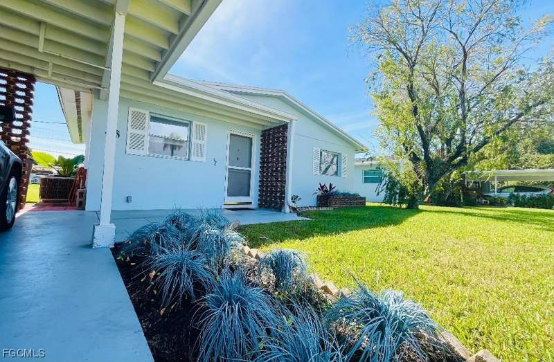 2 bedroom Attached at 2210 Croton Ct, Camille Gardens, Lehigh Acres — photo 3