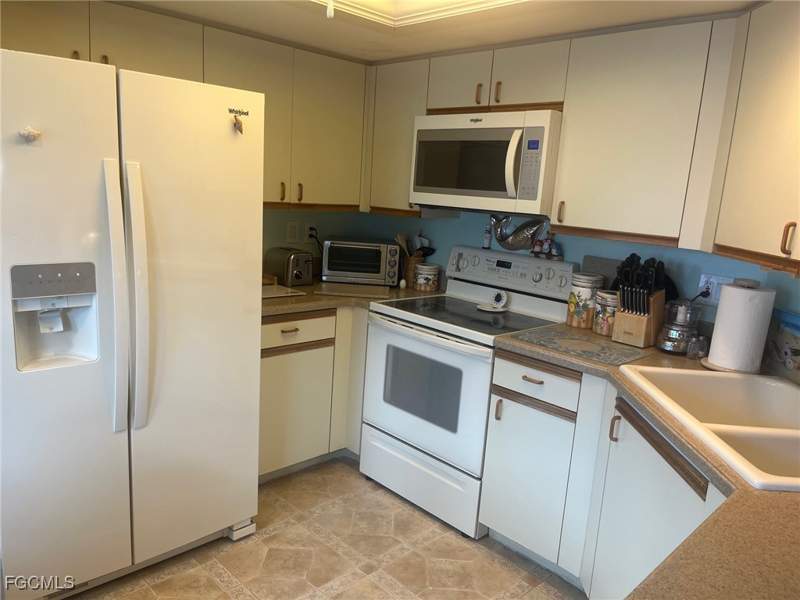 2 bedroom Townhouse at 13191 Oakmont Dr 8, Seven Lakes, Fort Myers — photo 2