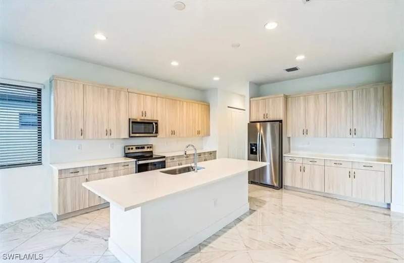 5 bedroom SingleFamilyResidence at 5048 Gambero Way, Maple Ridge, Ave Maria — photo 3