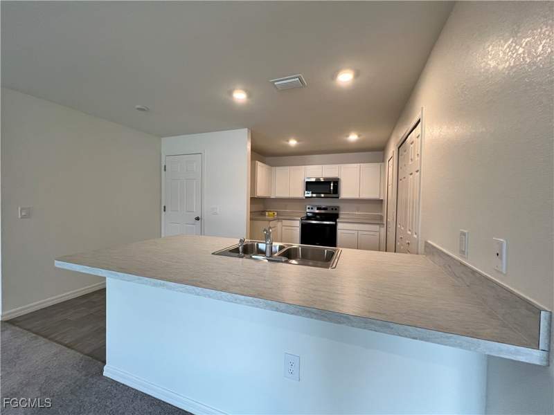 3 bedroom SingleFamilyResidence at 3401 NE 8th Pl, Cape Coral, Cape Coral — photo 3