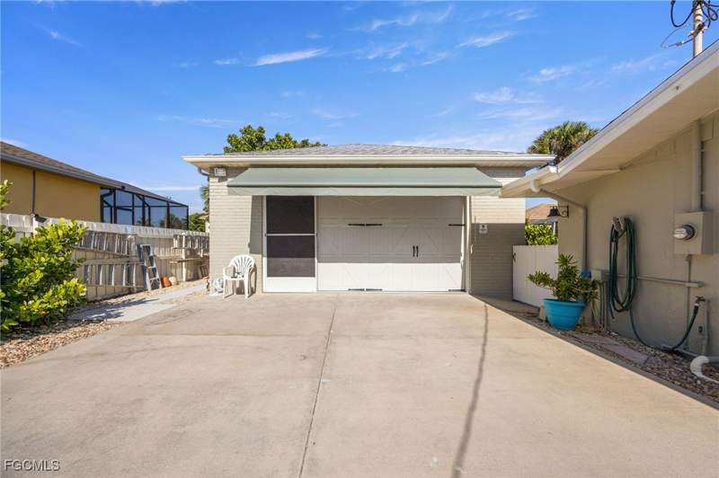 3 bedroom SingleFamilyResidence at 5128 York Ct, Yacht Club, Cape Coral — photo 3