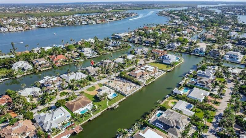 5 bedroom SingleFamilyResidence at 1935 7th St S, Aqualane Shores, Naples — photo 3