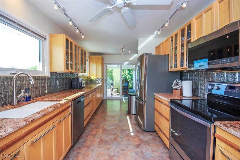 4 bedroom SingleFamilyResidence at 3284 Twin Lakes Ln, Little Lake Murex, Sanibel — photo 3