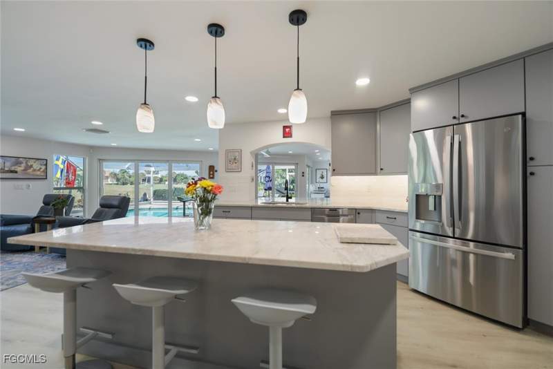 3 bedroom SingleFamilyResidence at 1264 Par View Dr, Beachview Country Club Estates, Sanibel — photo 2