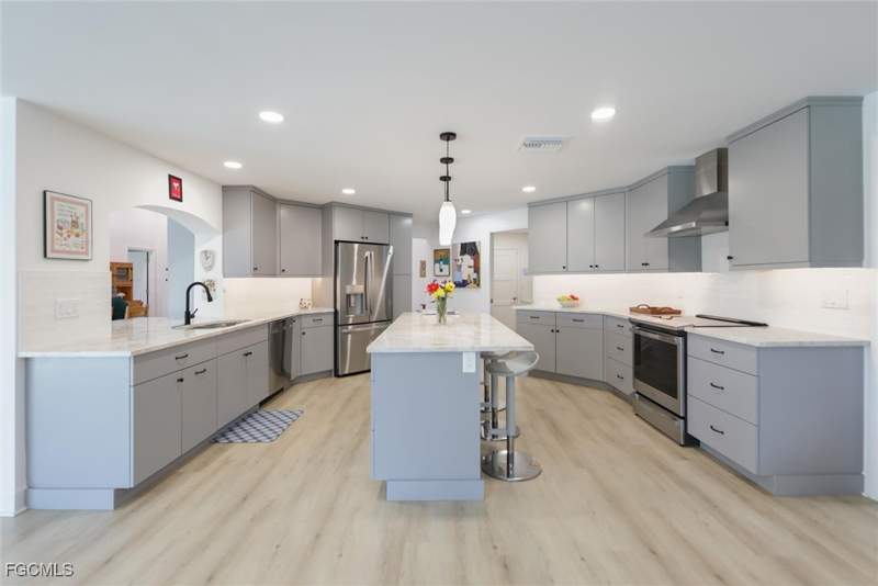 3 bedroom SingleFamilyResidence at 1264 Par View Dr, Beachview Country Club Estates, Sanibel — photo 3