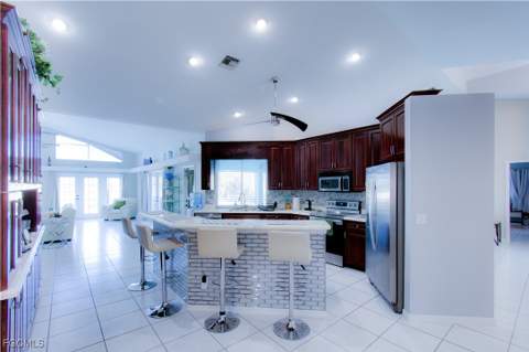 4332 Country Club Blvd, Cape Coral FL - photo 9 of 45