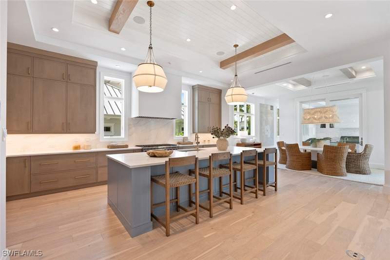 5 bedroom SingleFamilyResidence at 544 13th Ave S, Olde Naples, Naples — photo 4