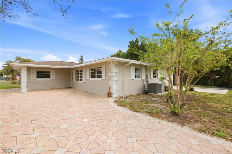 4 bedroom SingleFamilyResidence at 1736 Bonnie Ct, Fort Myers, Fort Myers — photo 2