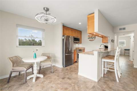 601 Periwinkle Way D5, Sanibel FL - photo 6 of 44