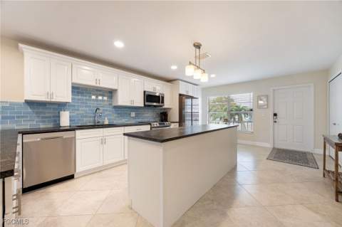 843 SE 46th Ln 6, Cape Coral FL - photo 10 of 48