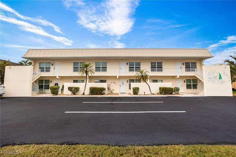 2 bedroom Condominium at 843 SE 46th Ln 6, Pine Breeze, Cape Coral — photo 2