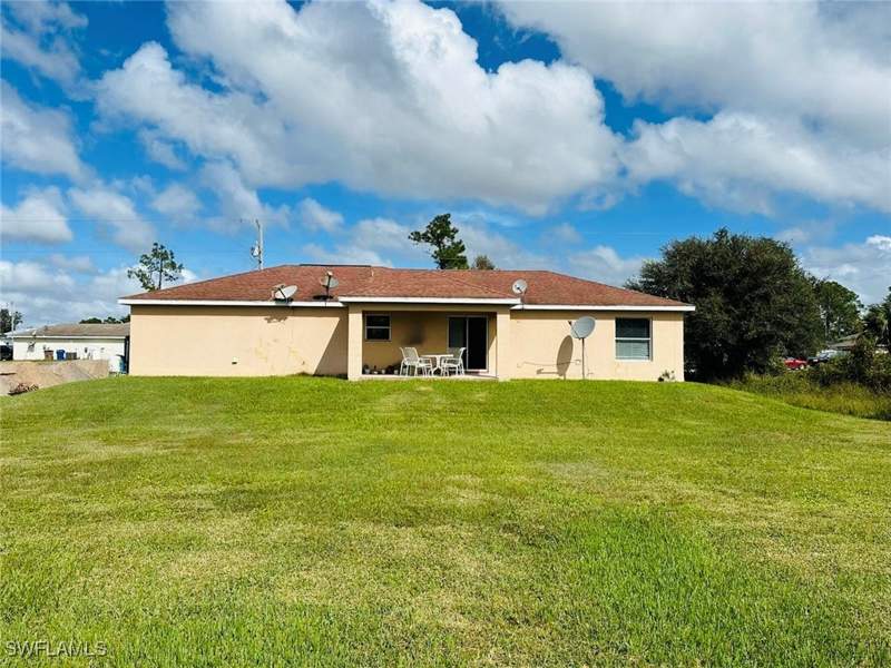 3 bedroom SingleFamilyResidence at 466 Redwing St, Mirror Lakes, Lehigh Acres — photo 2