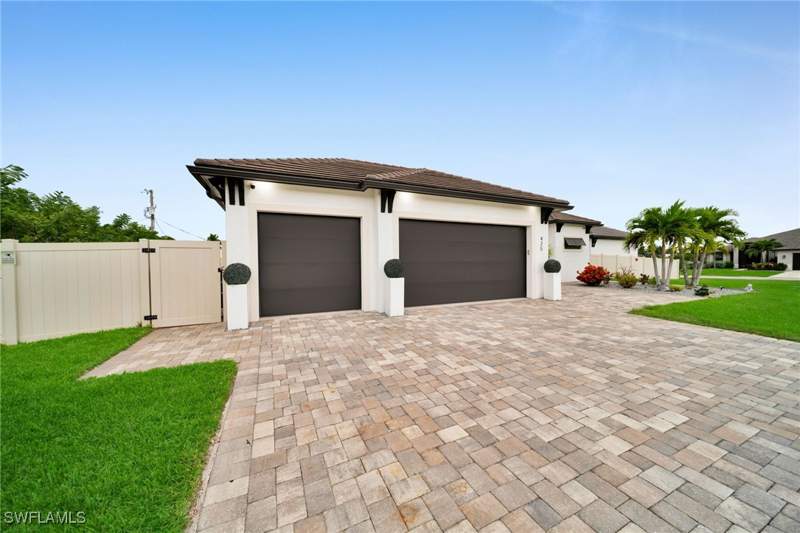 3 bedroom SingleFamilyResidence at 425 SE 15th St, Cape Coral, Cape Coral — photo 3