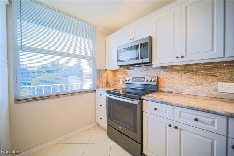 2 bedroom Condominium at 5959 Winkler Rd 206, Bermuda Club Condo, Fort Myers — photo 2
