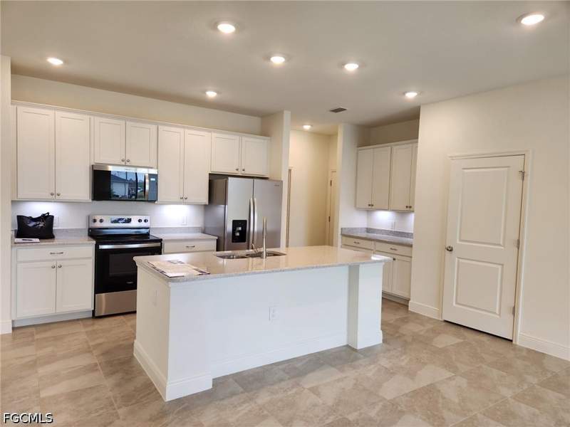 3 bedroom SingleFamilyResidence at 4008 7th St SW, Lehigh Acres, Lehigh Acres — photo 2