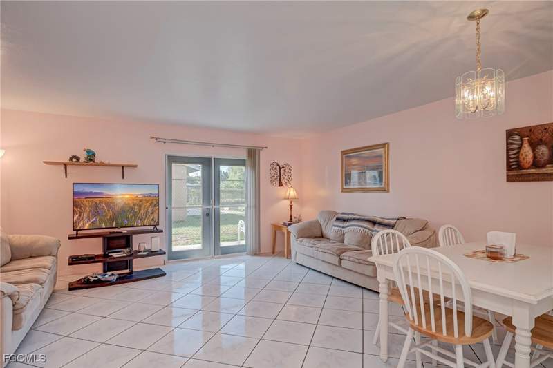 2 bedroom Townhouse at 1005 SW 48th Ter 2, Daves Court, Cape Coral — photo 2