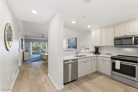 221 9th St S 217, Naples FL - photo 7 of 42