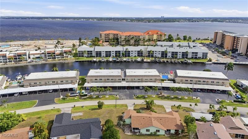 2 bedroom Condominium at 4229 SE 19th Pl 2B, Commodore Condo, Cape Coral — photo 4