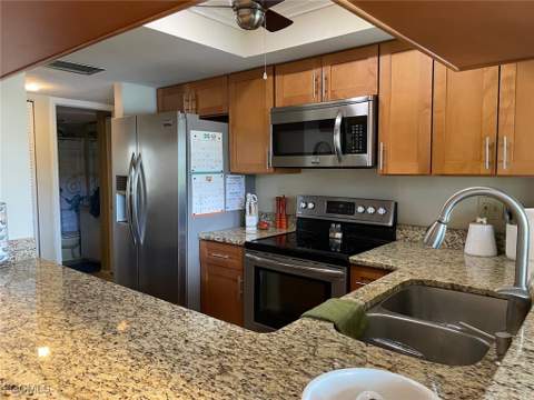 5650 Trailwinds Dr 111, Fort Myers FL - photo 17 of 28