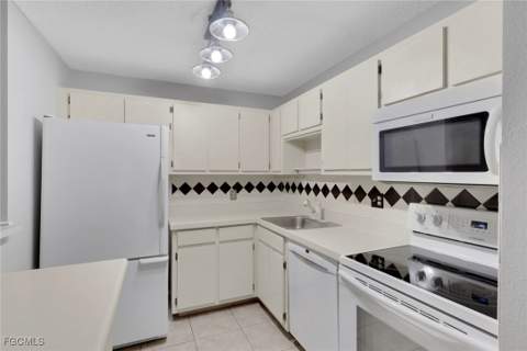 8151 S Woods Cir 12, Fort Myers FL - photo 12 of 28
