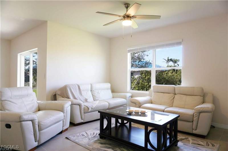 4 bedroom SingleFamilyResidence at 517 Kismet Pkwy W, Cape Coral, Cape Coral — photo 2