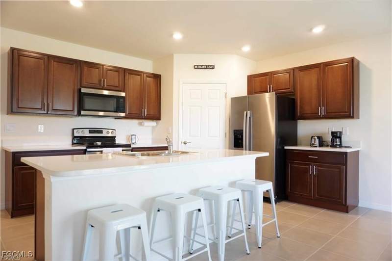 4 bedroom SingleFamilyResidence at 517 Kismet Pkwy W, Cape Coral, Cape Coral — photo 3