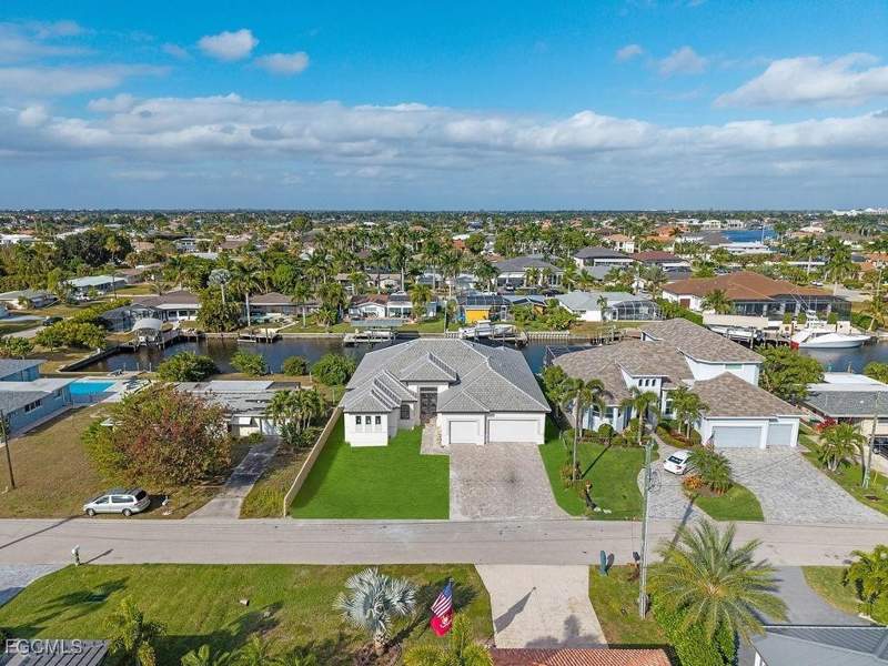 4 bedroom SingleFamilyResidence at 131 SW 57th St, Cape Coral - Lee County Industrial Park, Cape Coral — photo 2