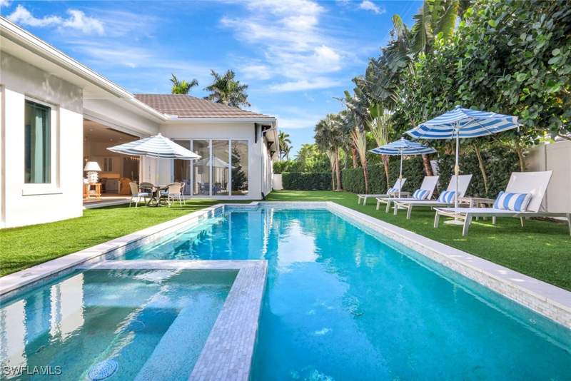 4 bedroom SingleFamilyResidence at 680 Wedge Dr, Moorings, Naples — photo 4