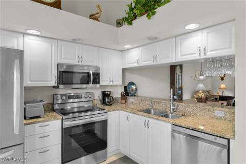 278 Newport Dr 206, Naples FL - photo 10 of 44
