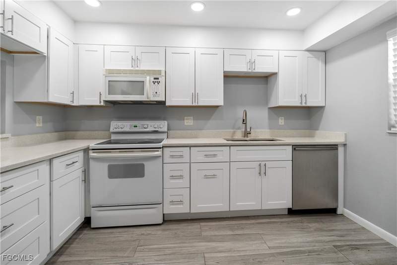 2 bedroom Condominium at 1490 Memoli Ln 2, Cypress Lakes Manor North, Fort Myers — photo 5