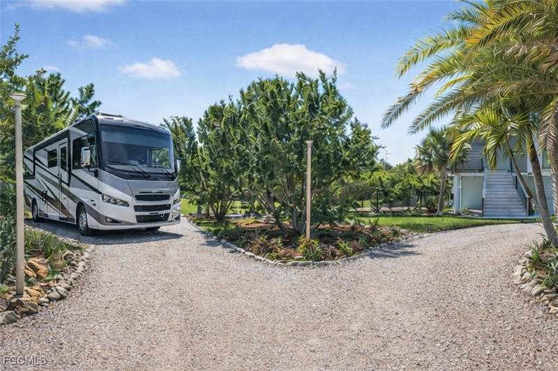 3 bedroom SingleFamilyResidence at 1211 Periwinkle WAY, PERIWINKLE TRAILER PARK, Sanibel — photo 3