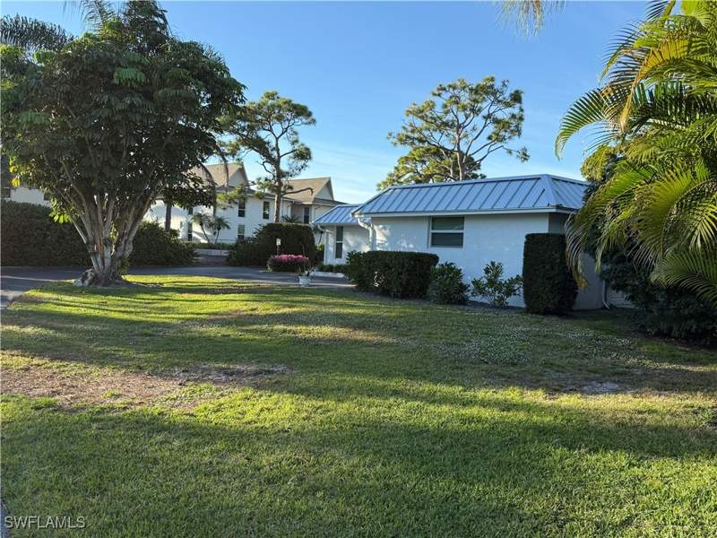 2 bedroom SingleFamilyResidence at 310 Carnaby Ct, Royal Arms Villas, Naples — photo 2