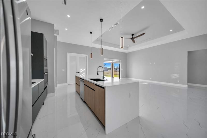 4 bedroom SingleFamilyResidence at 911 NW 37th Pl, Cape Coral, Cape Coral — photo 5