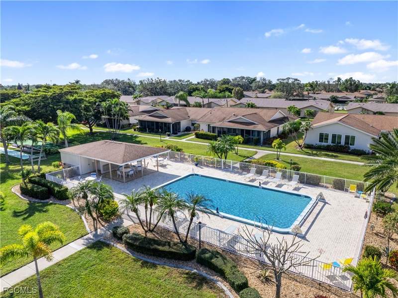 3 bedroom Attached at 5665 Arvine Cir, Whiskey Creek Village Green, Fort Myers — photo 2