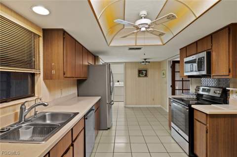 5665 Arvine Cir, Fort Myers FL - photo 7 of 41