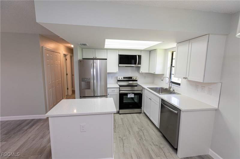 2 bedroom Condominium at 1104 SE 8th St 7, Marnor Condo, Cape Coral — photo 3